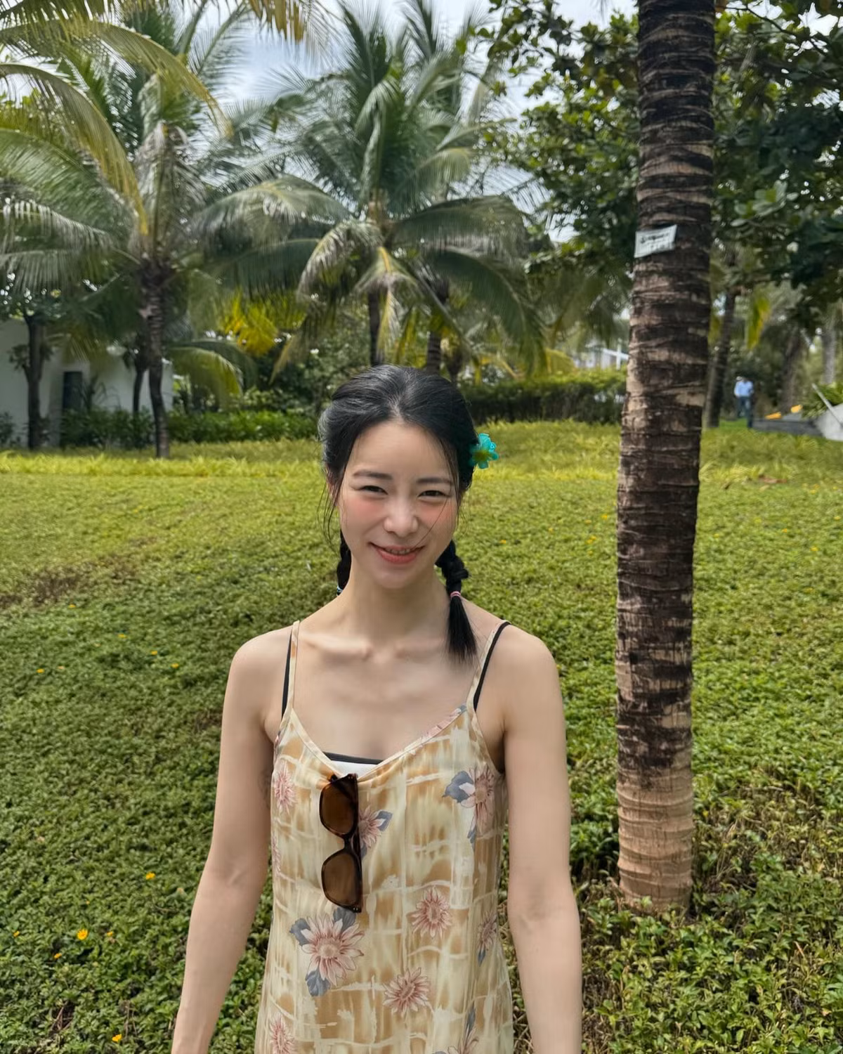 Những hình ảnh của ngôi sao xứ kim chi thu hút lượng tương tác lớn. Nhiều fan tại Hàn Quốc và cả Việt Nam dành những lời khen cho vẻ ngoài trẻ trung của nữ diễn viên, nhất là khi cô khi trang điểm nhẹ nhàng, diện đầm đơn giản.