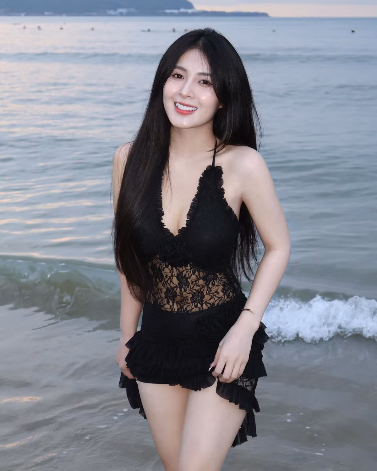 Sau khi tân trang nhan sắc, cụ thể là làm răng sứ, cô nàng tự tin hơn khi cười, nhan sắc cũng thăng hạng đáng kể.