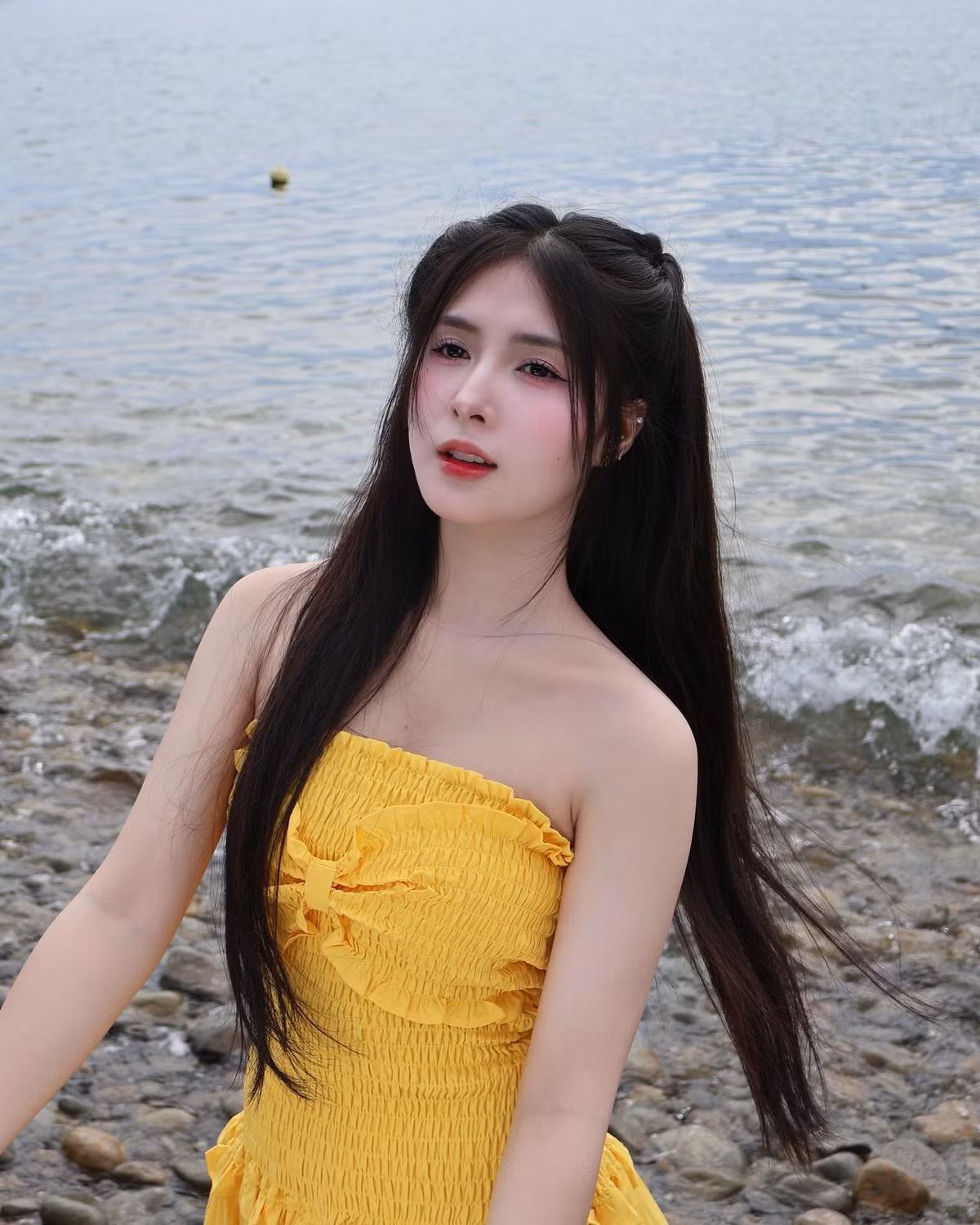 Cô từng vướng vào ồn ào khi có một tài khoản ẩn danh trên TikTok đăng tải đoạn video "bóc phốt" "TikToker QAL từng đi tiếp khách" với nội dung tiêu cực. Cô nàng cũng đã thẳng thắn phản bác lại lời đồn vô căn cứ này.