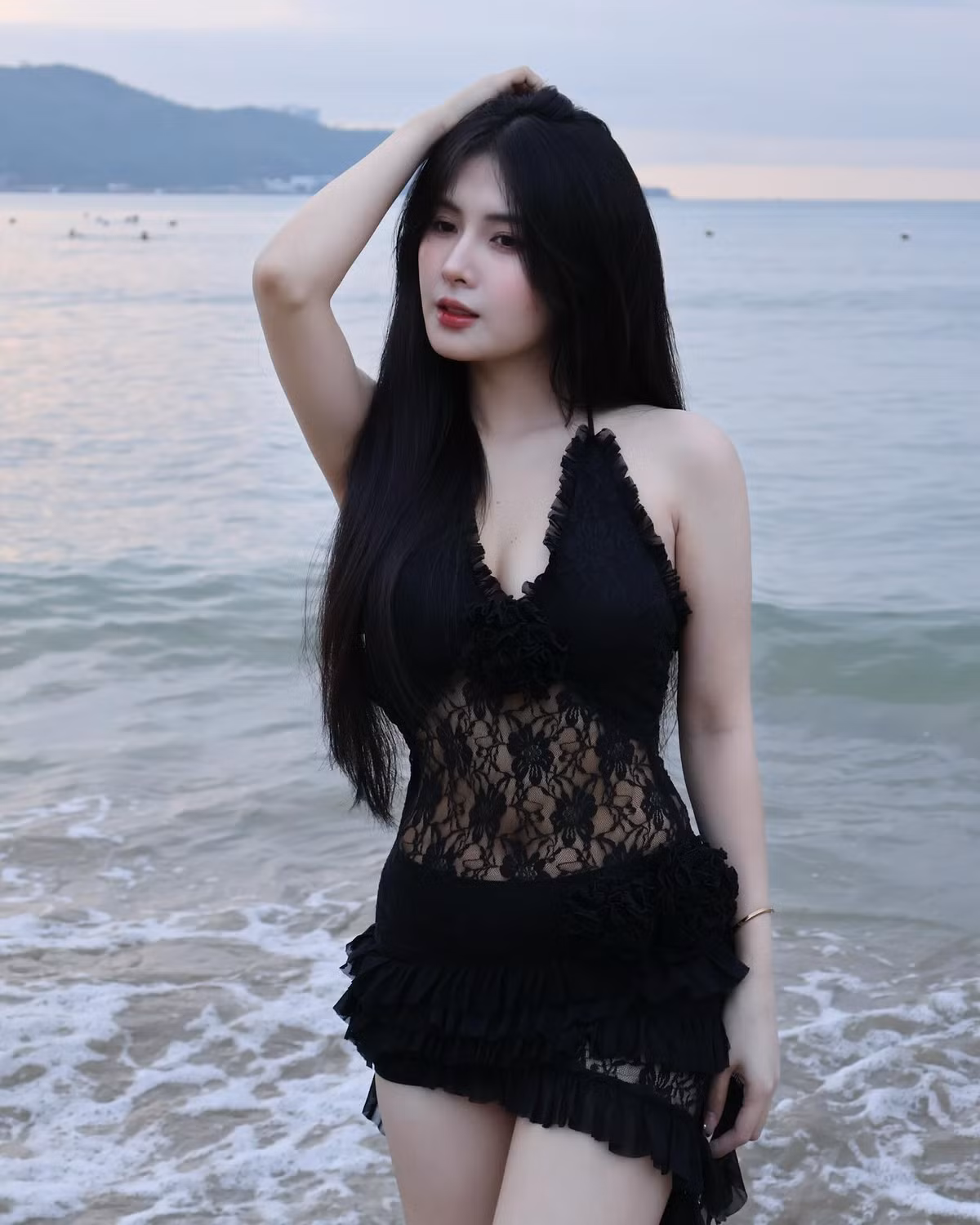 Thiết kế váy xẻ sâu ở phần ngực giúp cô nàng khoe vòng 1 lấp ló.