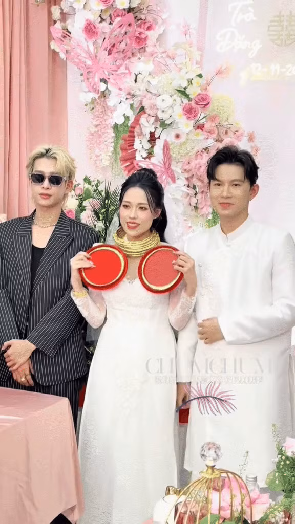 Theo như clip chia sẻ, cả chú rễ lẫn người yêu cũ của Trà Đặng đều cùng nhau hỗ trợ mở hộp quà, đeo vàng cho cô dâu. Nhiều người cho rằng đây đúng là "người yêu cũ cực phẩm" khi chia tay rồi, vẫn quay lại tặng bạn gái cũ món quà cưới giá trị đến vậy.