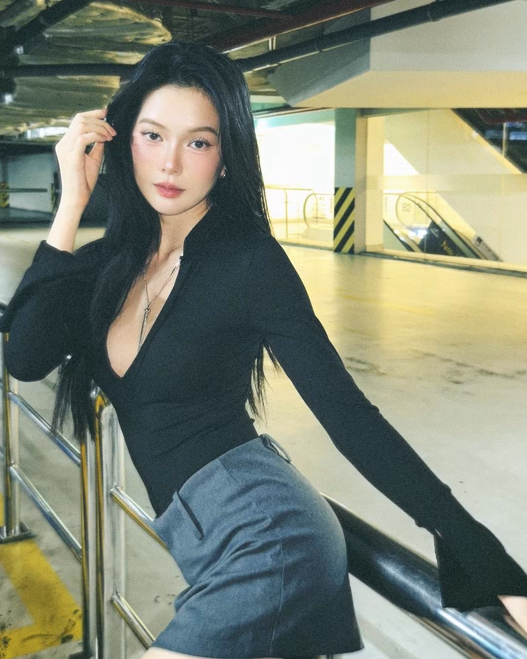 Biểu cảm hờ hững càng giúp cô nàng thêm phần thu hút.