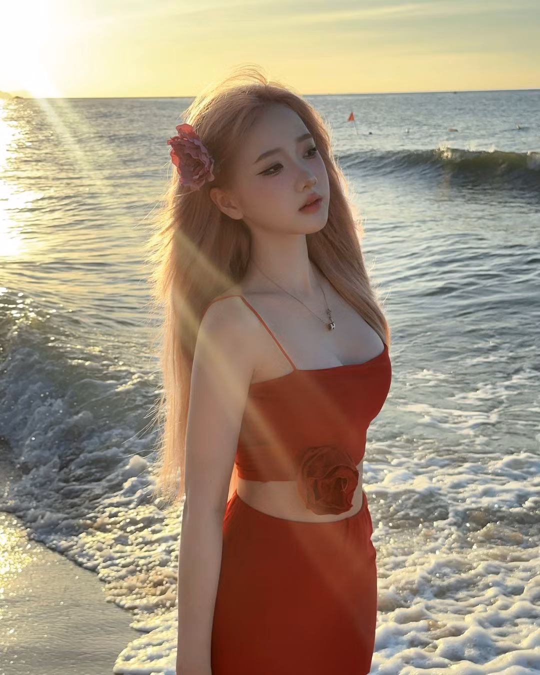 Nhờ vẻ ngoài, cô nàng làm mẫu ảnh cho một số nhãn hàng thời trang.