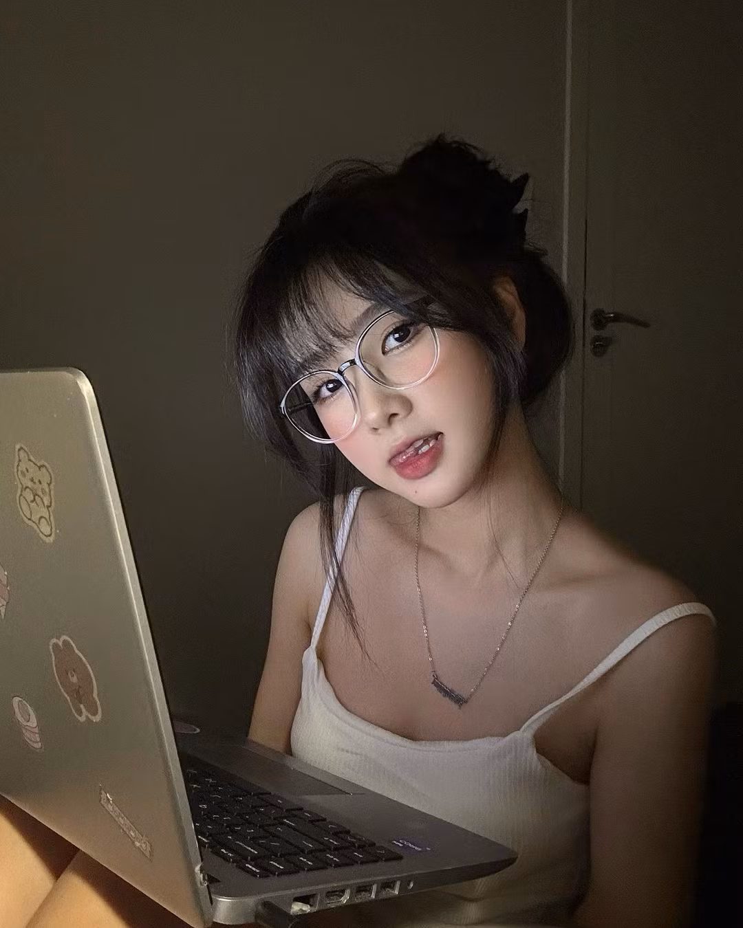Loạt ảnh chụp cùng laptop của cô nàng thu về hơn 200.000 lượt yêu thích, chẳng thua kém một ngôi sao nổi tiếng nào.