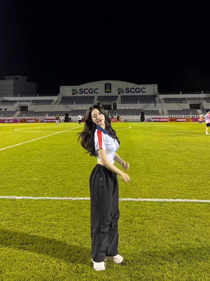 Linh Nắng tên thật là Bùi Phương Linh, là một MC xinh đẹp của tựa game Valorant được cộng đồng game thủ yêu mến vì lối dẫn dắt duyên dáng. (Ảnh: FBNV)