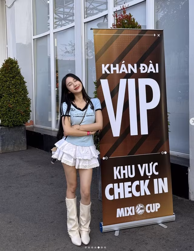 Nổi lên với hình tượng "cô bạn bàn bên" trong sáng, dễ thương cùng giọng hát ngọt ngào, Mina Young khiến người hâm mộ phải mê mệt mỗi khi theo dõi cô trên sóng livestream.