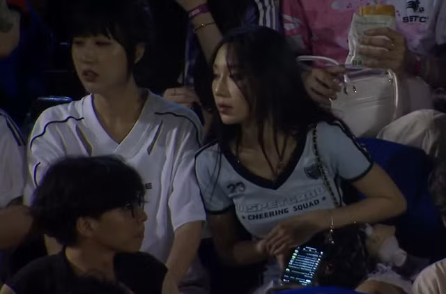 Gái xinh này diện đồ giản dị nhưng chính biểu cảm ngơ ngác, gương mặt dễ thương đã thu hút sự chú ý.