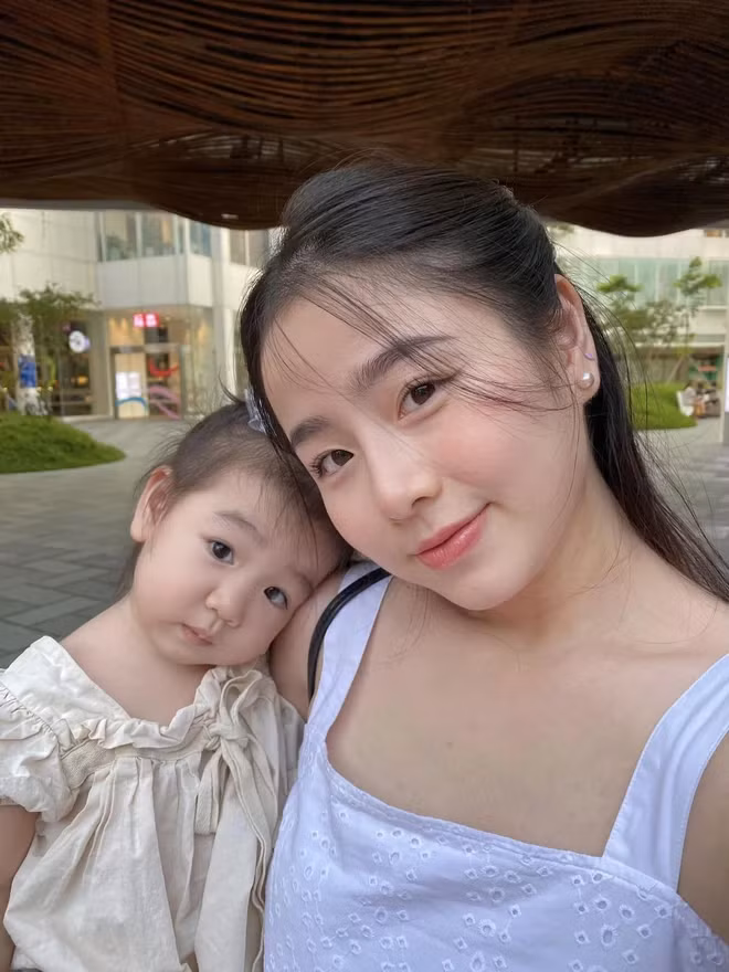 Hai em bé nhà Nam Thương và Ba Duy đã khiến mọi người luôn phải xuýt xoa vì vẻ ngoài xinh xắn như thiên thần.