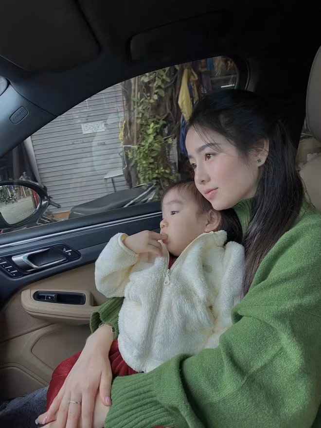 Ở thời điểm hiện tại, cô vẫn xinh đẹp và sở hữu vóc dáng trẻ trung chẳng khác nào học sinh cấp 3 khiến ai nấy đều trầm trồ.