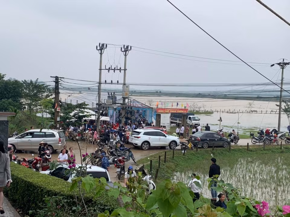Rất nhiều bà con xóm làng đến dự đám cưới.