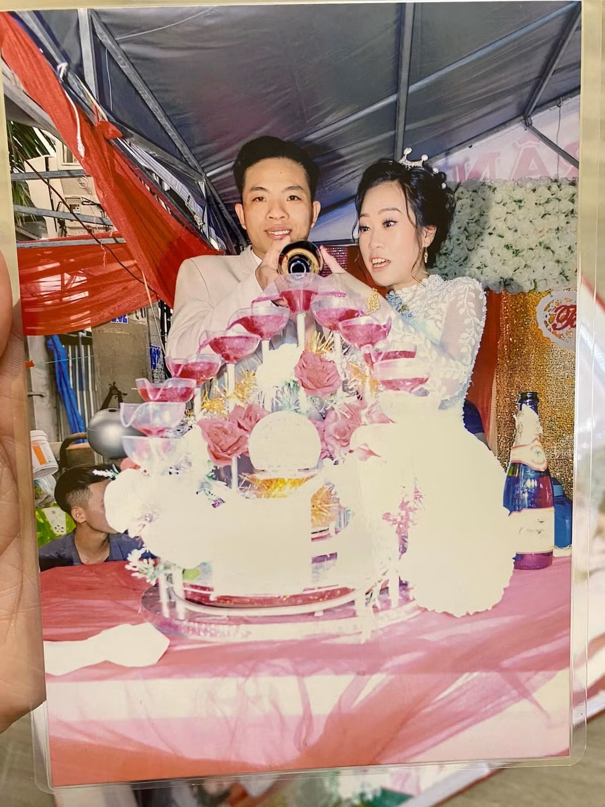 Nhiều người đã bày tỏ cảm xúc khi nhìn thấy những bức ảnh này: "Ôi tôi tưởng ảnh chụp năm 90 cơ, ahaha", "không biết nên khóc hay nên cười nữa", "nghe đến bạn của bố chồng là biết gu ảnh như thế nào rồi".