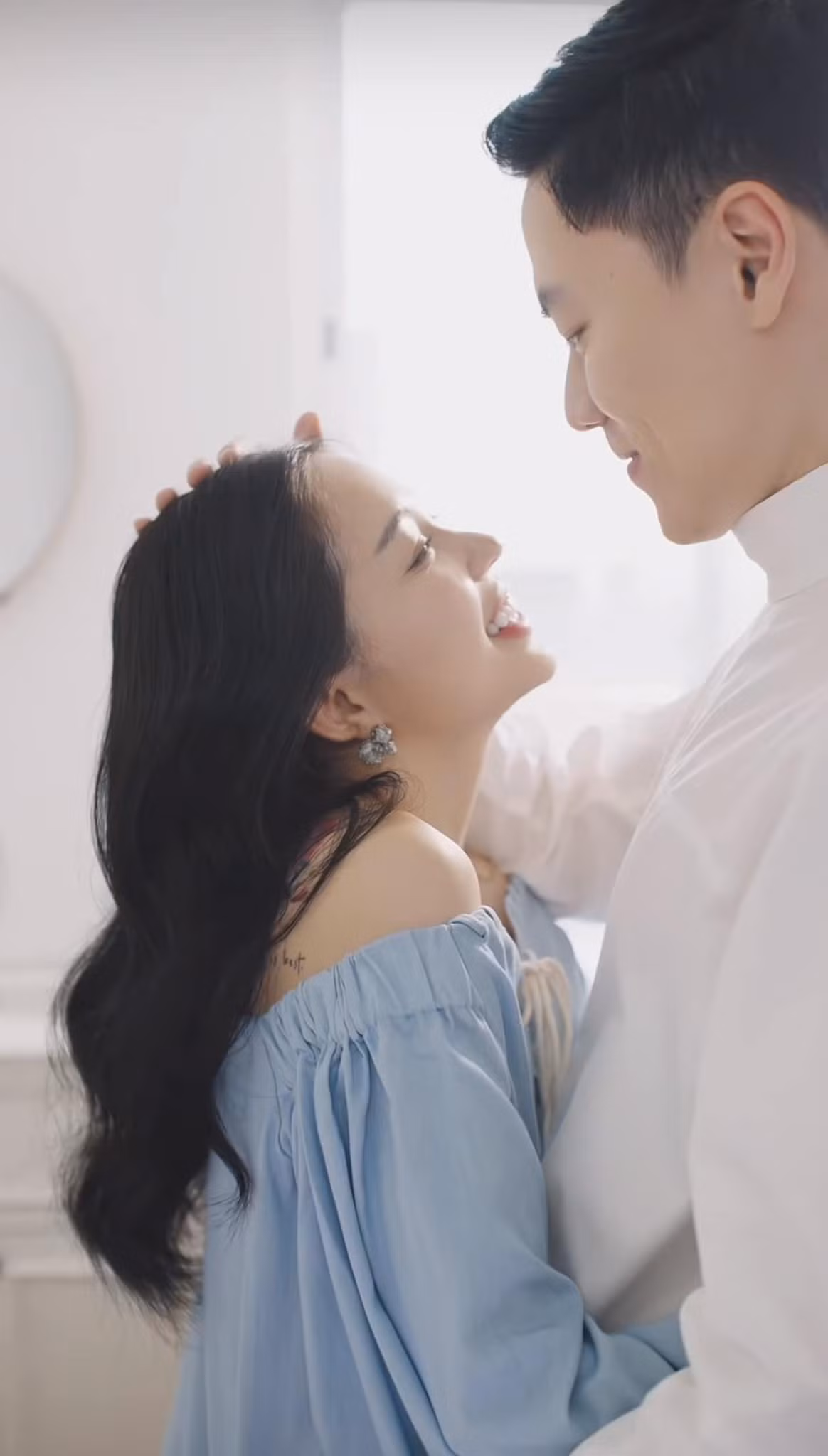 Không còn những câu chuyện tình yêu ngọt ngào, vui vẻ khiến người xem phải hạnh phúc lây, Linh Ngọc Đàm đã chính thức ẩn/xóa hết video liên quan đến Max Shu, đồng thời chính thức lên tiếng đã đường ai nấy đi với bạn trai người Đài Loan.