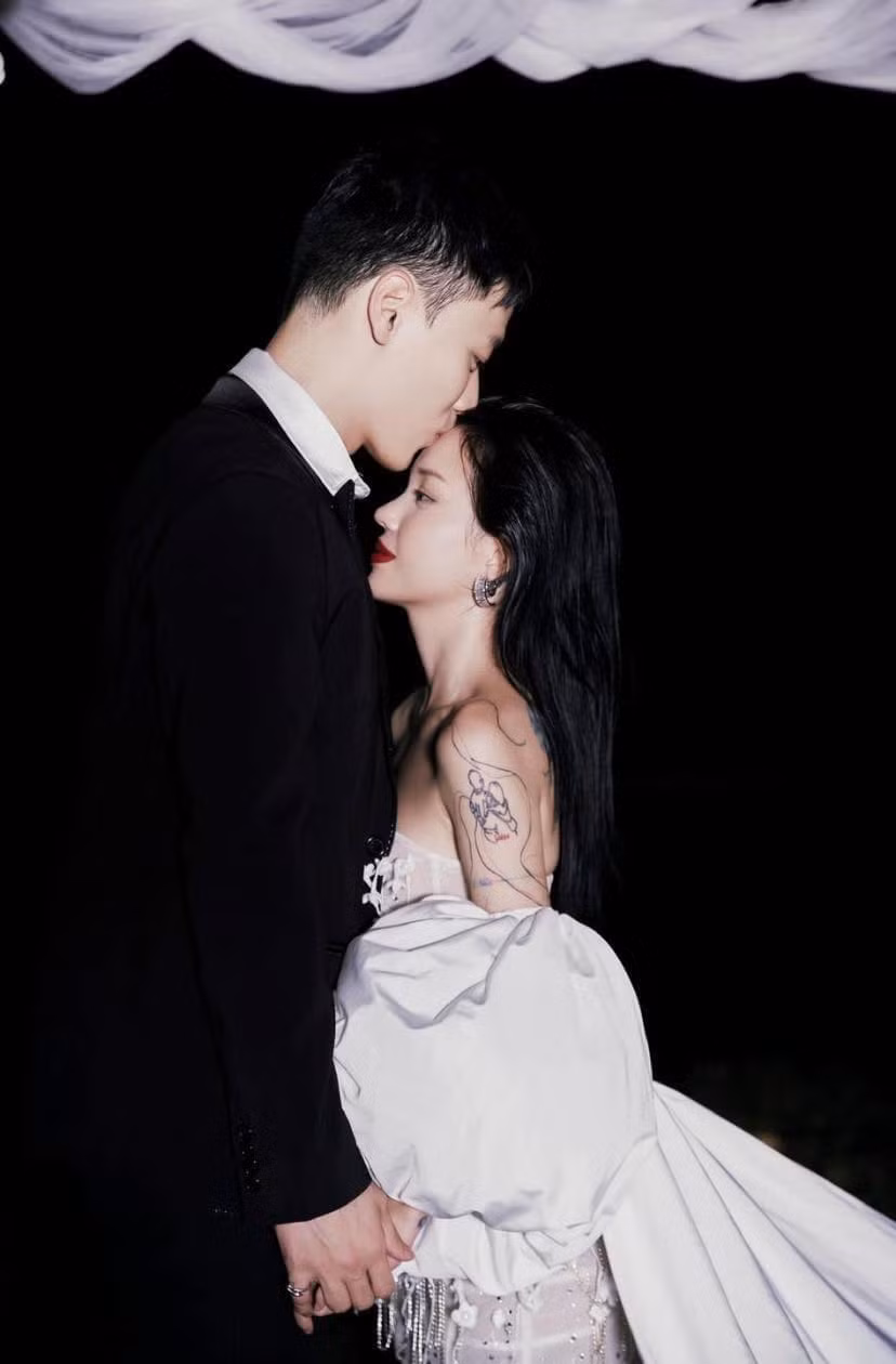 Linh Ngọc Đàm tên thật là Đàm Ngọc Linh, sinh ngày 8/6/1996. Trước Max Shu, cô nàng đã trải qua nhiều mối tình, từ mối tình tính tháng đến mối tình kéo dài cả năm.