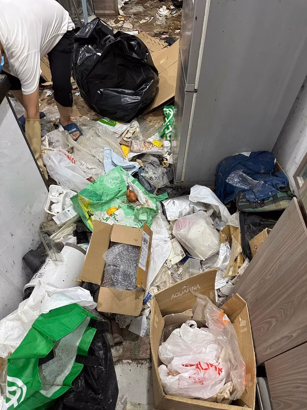 Thời gian vừa qua, hàng loạt các vụ "bóc phốt" về việc ở bẩn đã nhận về sự quan tâm lớn của netizen. Mới đây, bài đăng của một chủ tài khoản Facebook về căn phòng của "hàng xóm cũ" là một cô gái đang được bàn tán nhiều trên các diễn đàn.