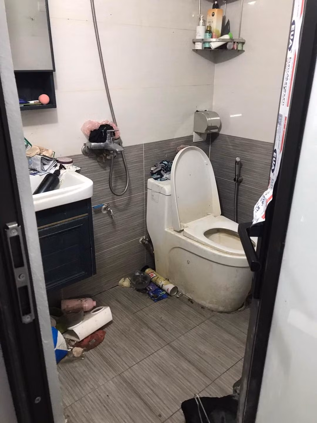 Đáng chú ý là ở trong nhà vệ sinh bẩn đến mức khiến nhiều người không khỏi buồn nôn khi nhìn vào. Trên sàn rải rác toàn quần áo bẩn chất đầy không có lối vào, ngập ngụa những mảnh giấy, chai lọ mỹ phẩm đã qua sử dụng. Bồn cầu ngập tràn đóng cặn của chất bẩn nào đó, nước thải bắn tứ tung xung quanh. (Ảnh: Facebook)
