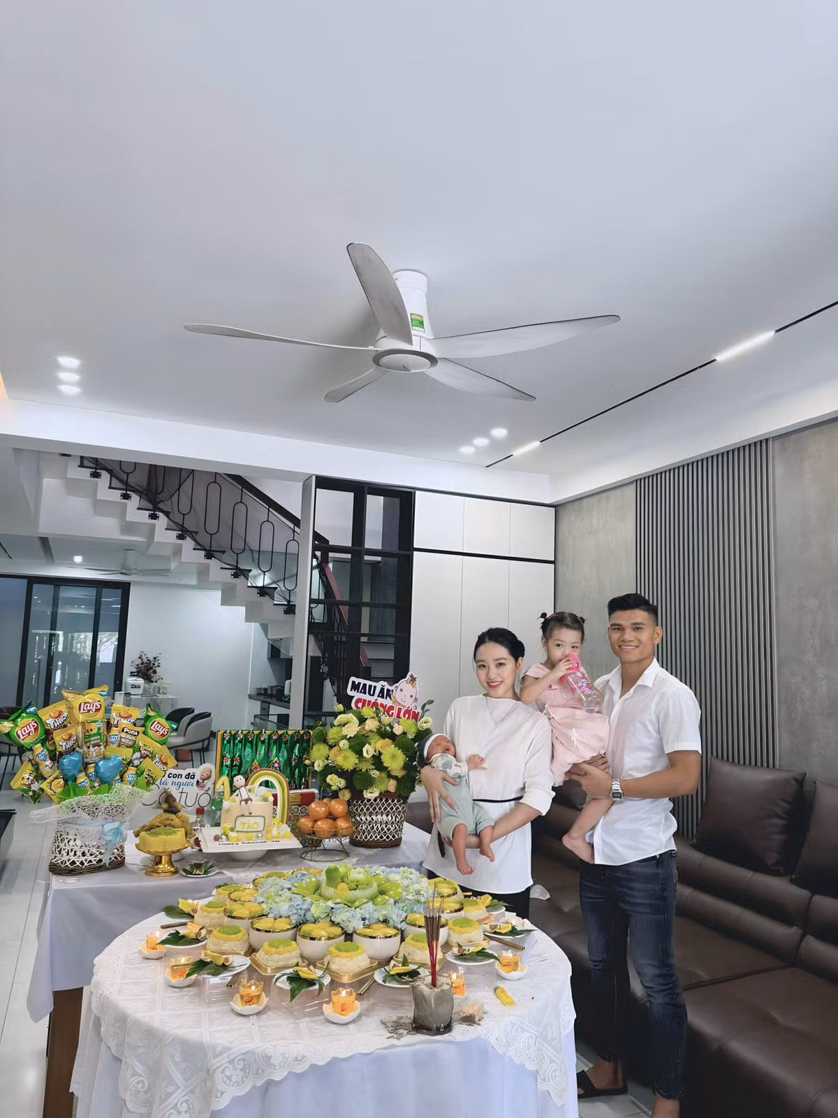 Hiện tại, cuộc sống của Xuân Mạnh đã sang một trang mới, và đổi khác rất nhiều, có vợ đẹp con ngoan, nhà cửa khang trang, xe cộ đủ đầy.