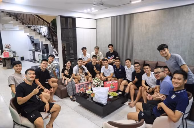 Nhân chuyến làm khách trên sân Vinh trước SLNA, các thành viên của CLB Hà Nội đã đến thăm cơ ngơi của vợ chồng Xuân Mạnh.