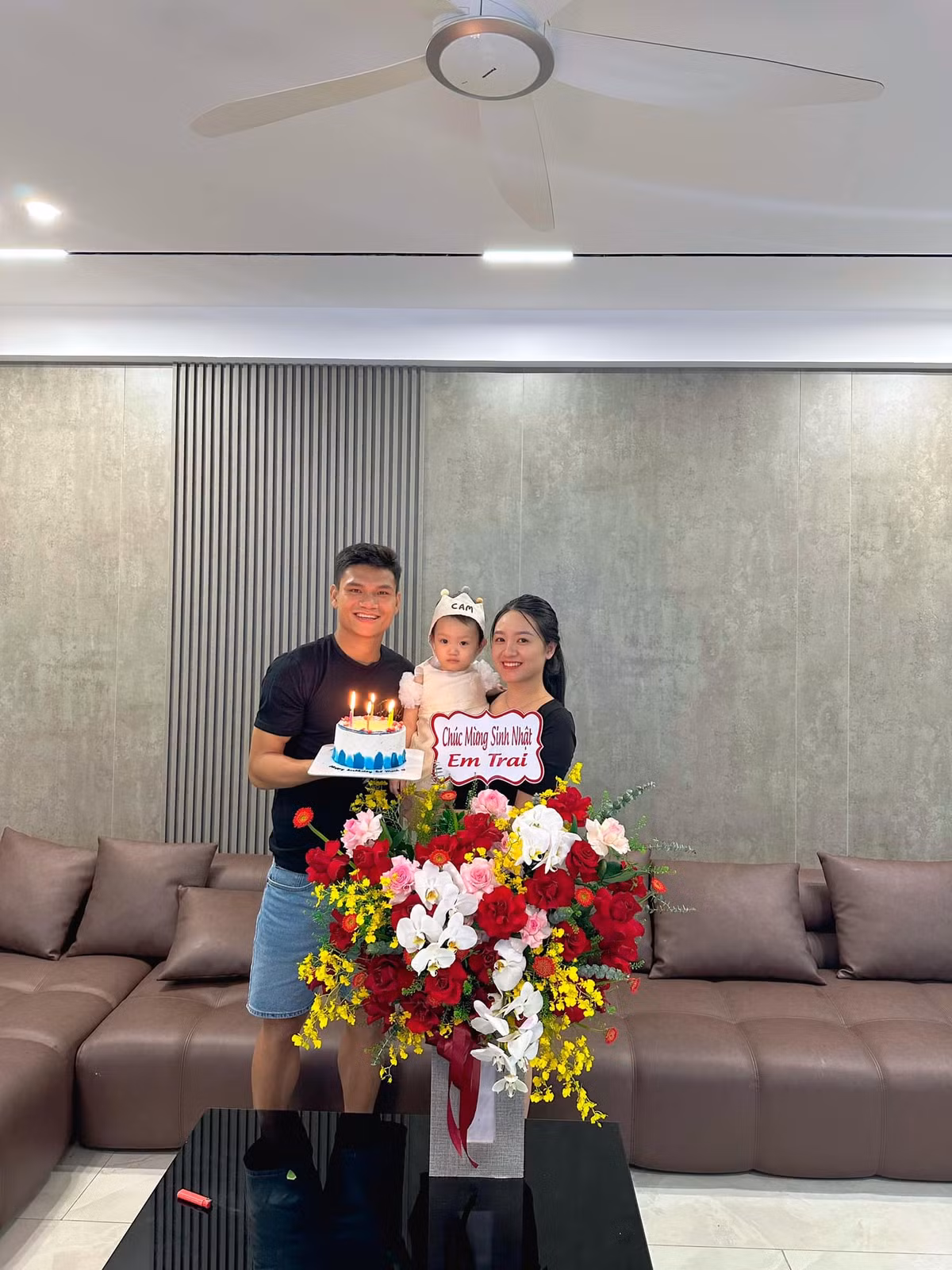 Xuân Mạnh được xem là hình mẫu cho giới cầu thủ Việt Nam về sự vượt khó vươn lên, không ngừng nỗ lực để có được thành quả là cuộc sống viên mãn, đáng mơ ước như hiện tại. (Ảnh: FBNV)