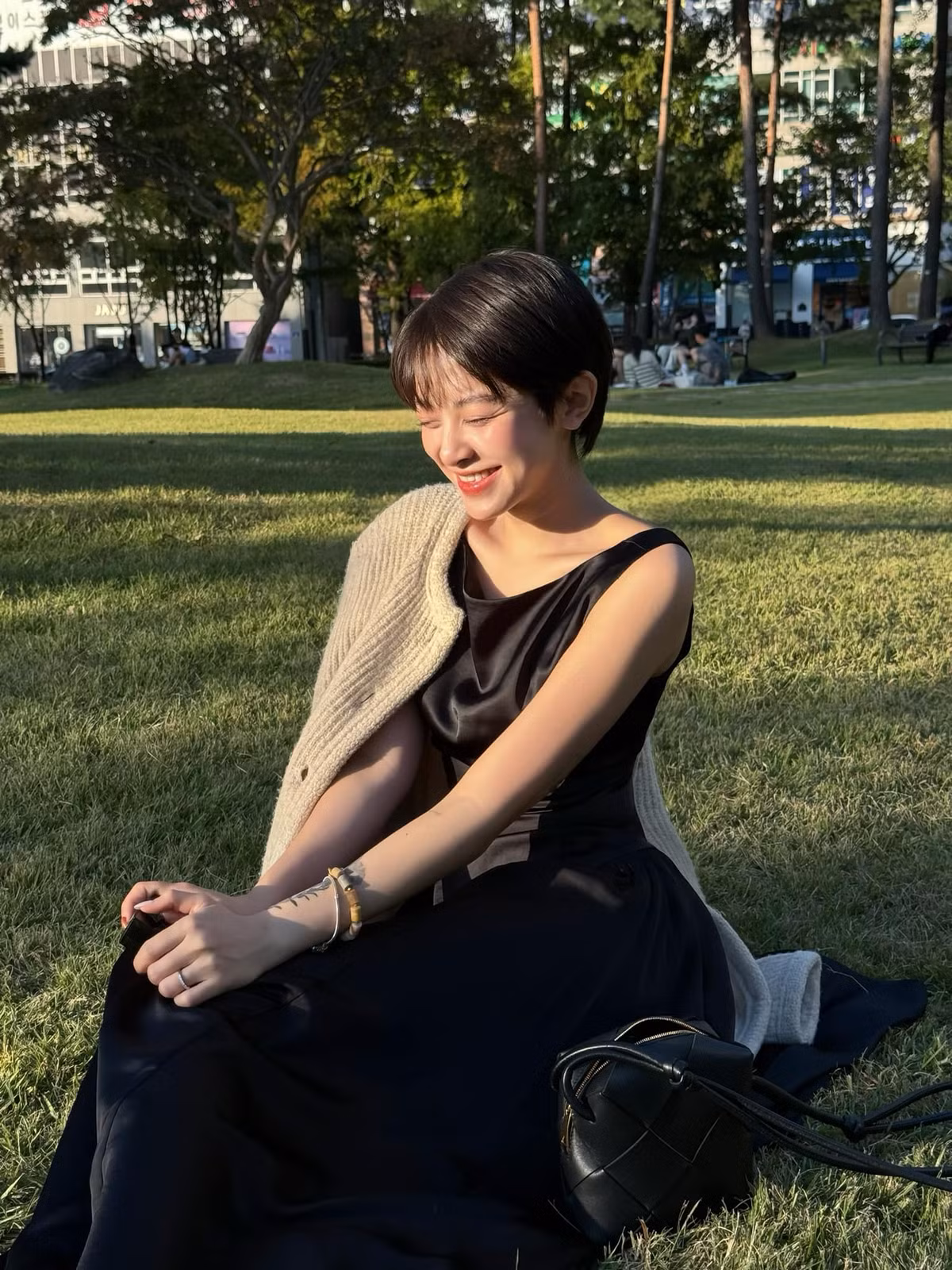 Hà My cũng thường xuyên chia sẻ những hình ảnh xinh đẹp của mình lên trang cá nhân và nhận về hàng ngàn lượt yêu thích, bình luận cũng như chia sẻ từ cộng đồng mạng.