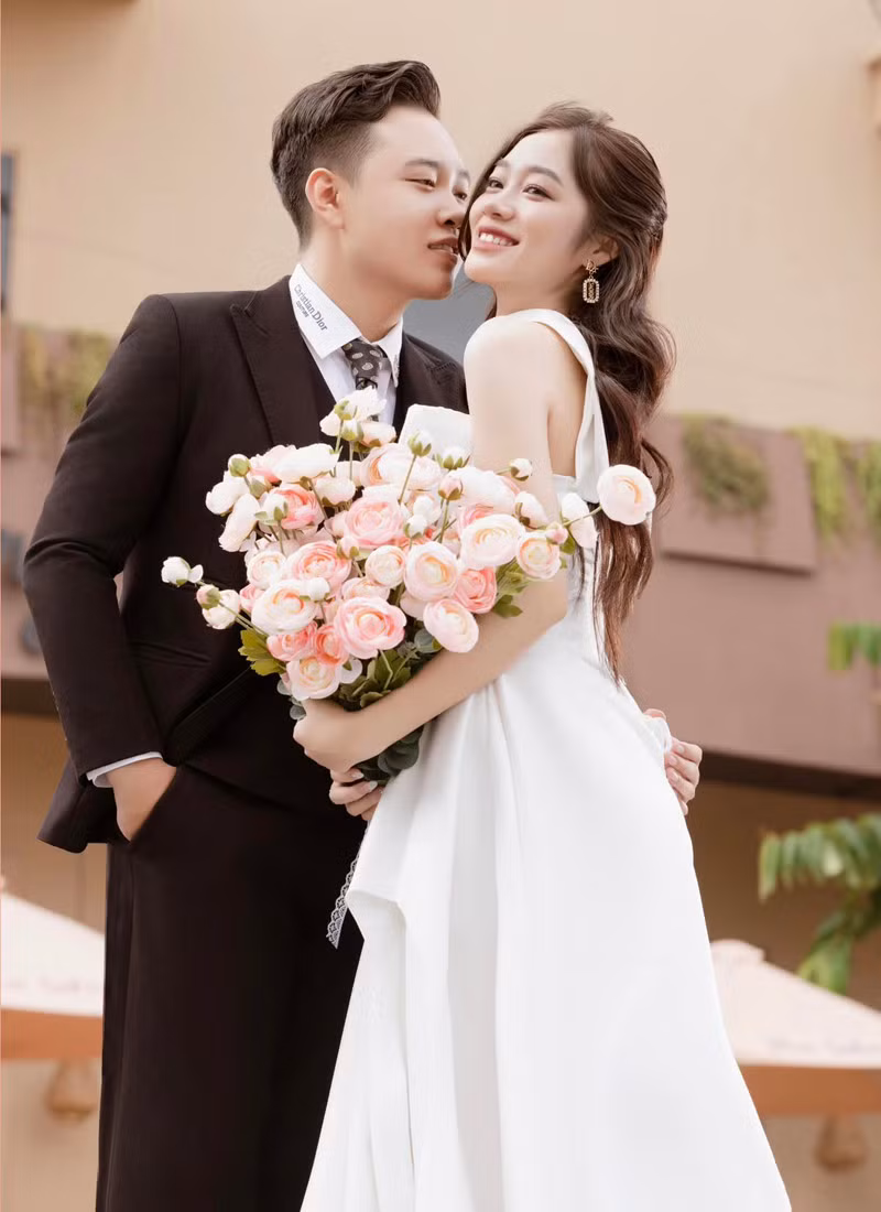 Sau đó, chú rể đã giải nghĩa tên thật của 14 món ăn theo thứ tự như sau: khoai chiên, gà hấp lá chanh, tôm chiên, dê xào sả ớt, cá lăng om, trâu nướng tảng cuốn lá cải, giò bò hấp, canh măng mọc, cơm tẻ, xôi nếp, rượu, hoa quả, hạt hướng dương, nước lọc.