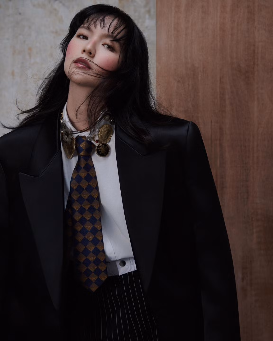 Cô nàng lựa chọn layout makeup tông hồng, tàn nhang cùng màu son bóng. Tuy nhiên phần má hồng được nhiều người nhận xét là hơi quá tay và khá lạc quẻ với tổng thể.