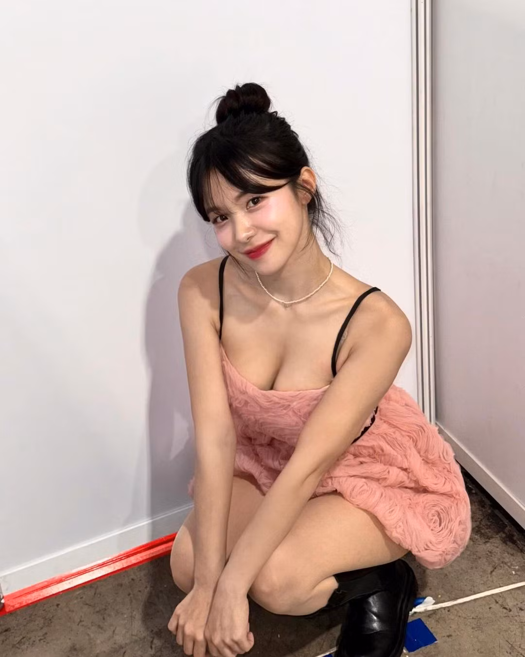 Cô nàng gây ấn tượng khi sở hữu đôi mắt to tròn, gương mặt thanh tú, vóc dáng thon gọn.