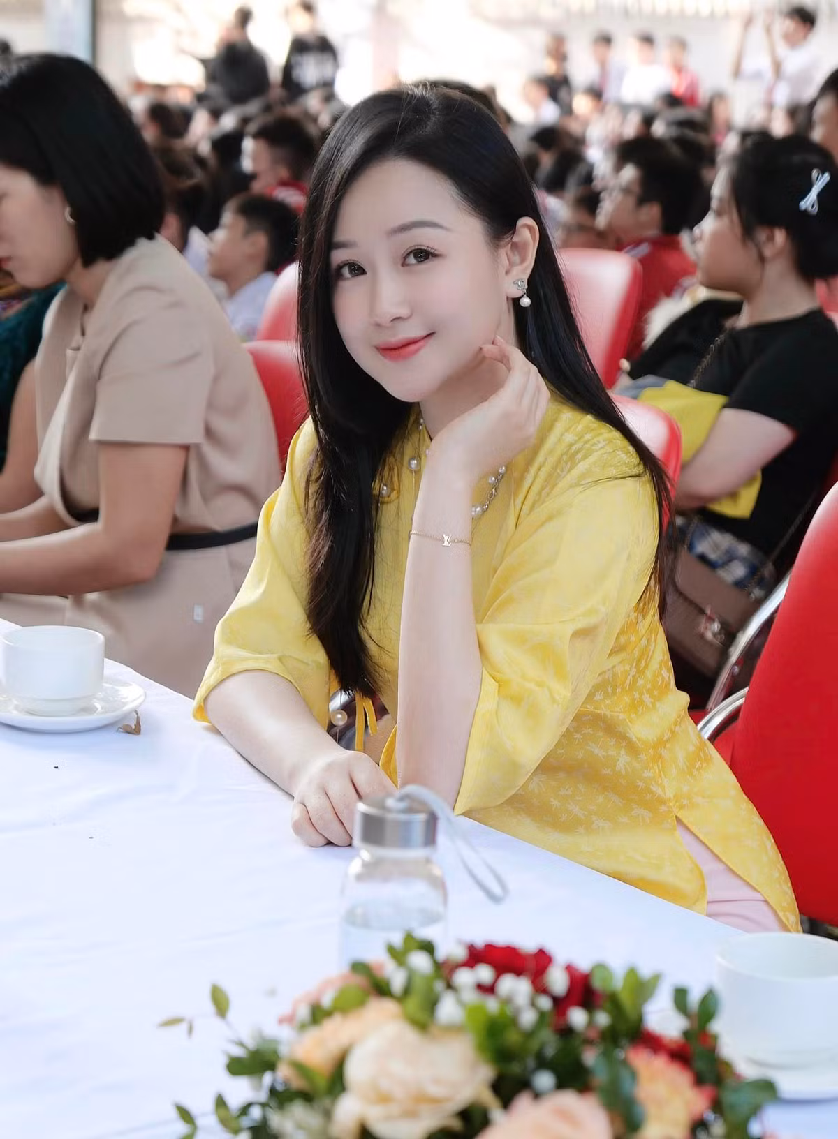 Nguyễn Mỹ Linh (sinh năm 1997), giáo viên dạy Ngữ văn tại một trường cấp 2 ở Hà Nội nổi lên trong mùa khai giảng 2023 với loạt ảnh chụp trên sân trường.