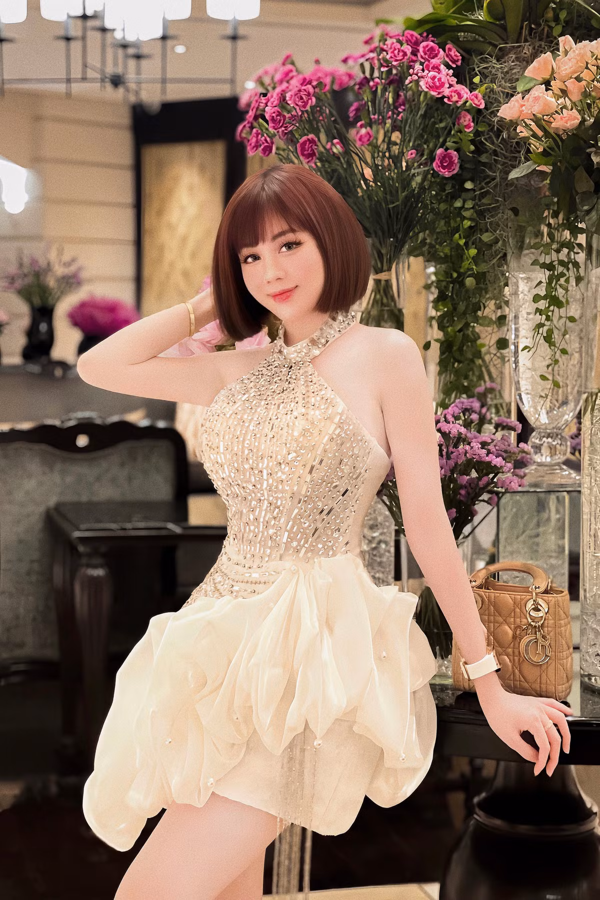 Không chỉ xinh đẹp, Hà My còn có bảng thành tích học tập đáng nể. Sau khi ra trường, cô được giữ lại làm giảng viên dạy tiếng Pháp tại trường Đại học Quốc gia Hà Nội.