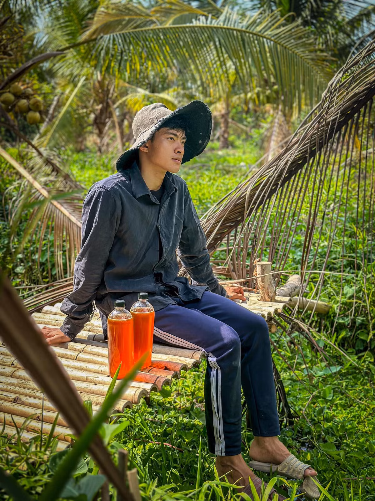 Dù khi xuất hiện ở những lễ trao giải thưởng lớn, Tuấn Khang vẫn xuất hiện với hình ảnh một chàng trai giản dị, không cầu kì vẻ ngoài, khiêm tốn gây thiện cảm với người đối diện.