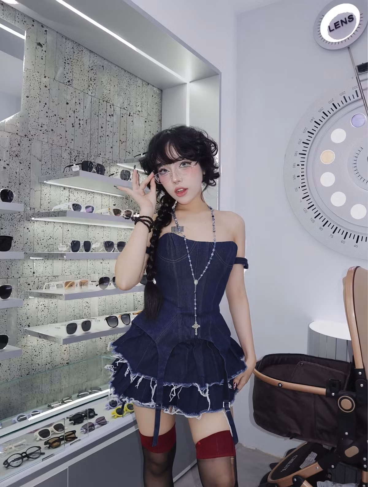 Bảo Khuyên không ngại thử những set đồ với cách thiết kế lạ mắt.
