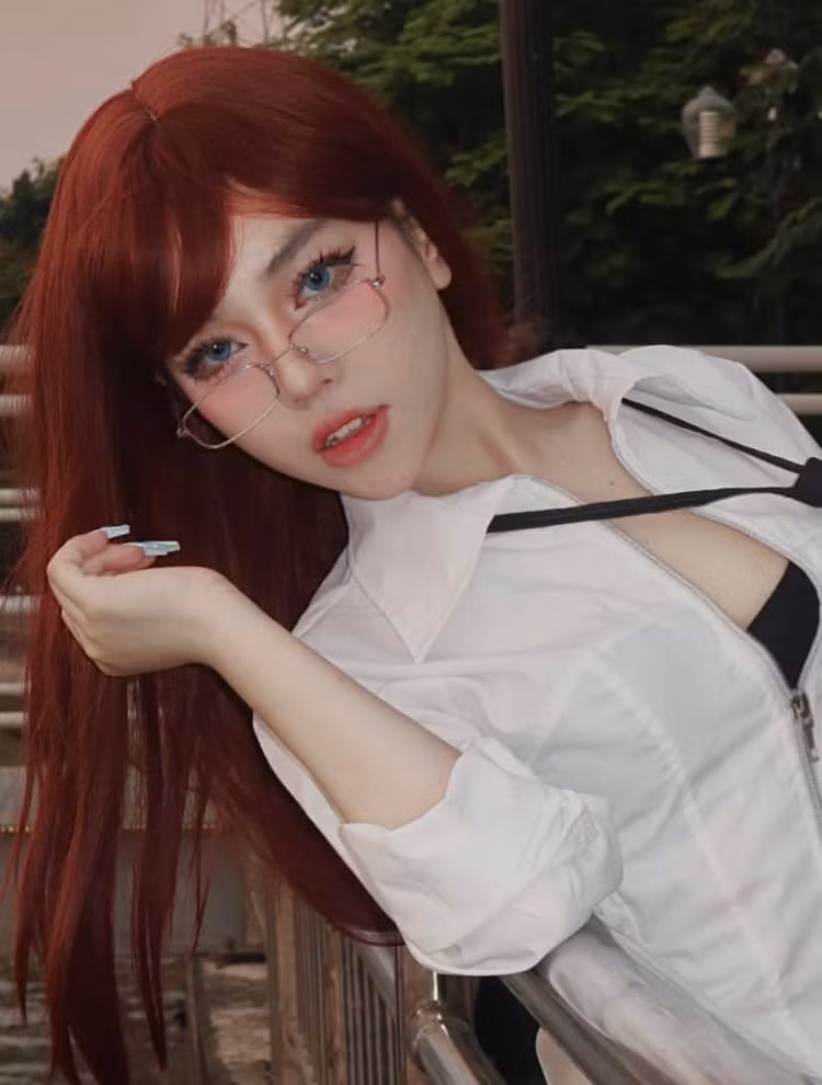Cô nàng cũng khéo léo phối lên các phụ kiện, giúp cho bộ đồ thêm phần đặc biệt.