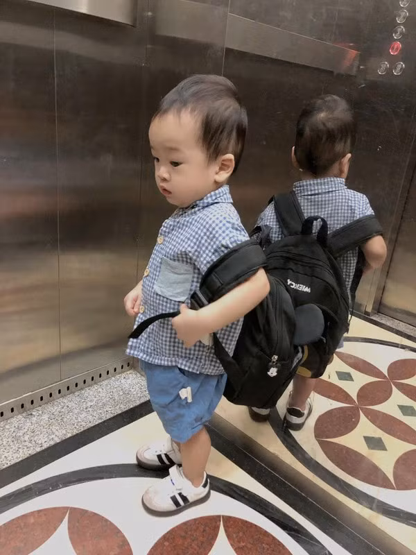Cô giáo cũng "mách" với mẹ Danh Hưng rằng ở trên lớp, bé hay nói "Nín", bắt chước hành động của các cô giáo một cách rất dễ thương. Ở nhà, khi vui đùa, thấy mẹ giả vờ khóc, bé cũng bảo mẹ "nín" nên mới có clip đáng yêu như vậy.
