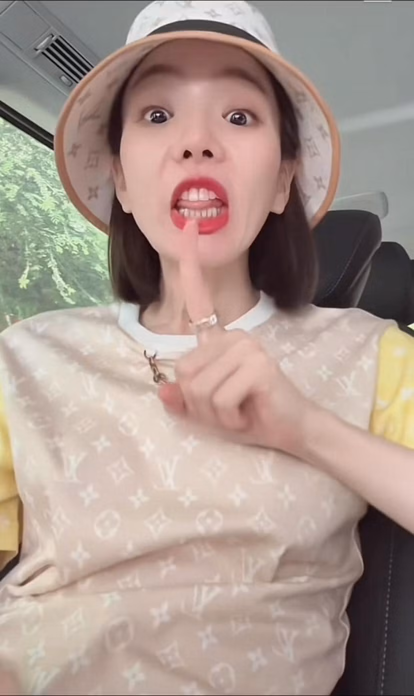 Lệ Quyên với màn đu trend trên xe ô tô.