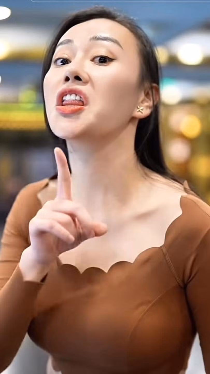 "Nàng búp bê" Phương Oanh cũng cố gắng tạo nét mặt y sao bản gốc.