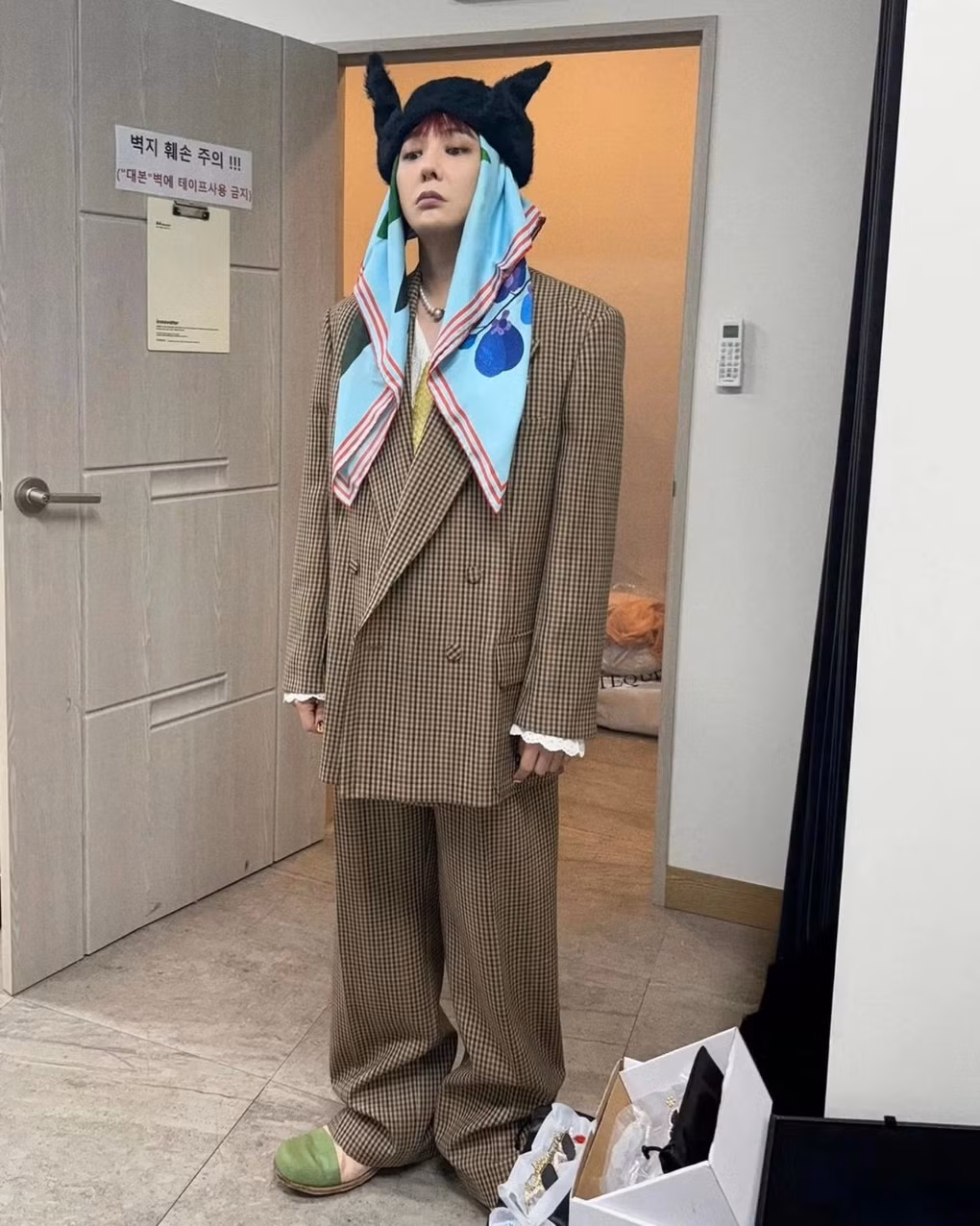 Đây không phải lần đầu tiên G-Dragon xuất hiện với trang phục bà thím này. Trước đó, anh nhiều lần lăng xê mốt mặc đồ thùng thình, trên đầu cột khăn. (Ảnh: @dispatch_style).