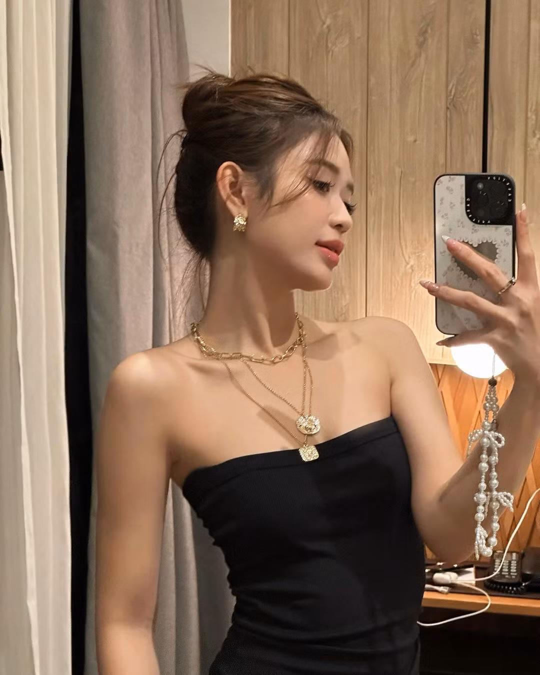 Mai Hà Hoàng Yến được nhiều người biết đến là một hot girl mạng xã hội với gần 1 triệu người theo dõi trên trang cá nhân Instagram. Mỗi hoạt động của cô nàng đều nhận về rất nhiều lượt yêu thích cùng bình luận.