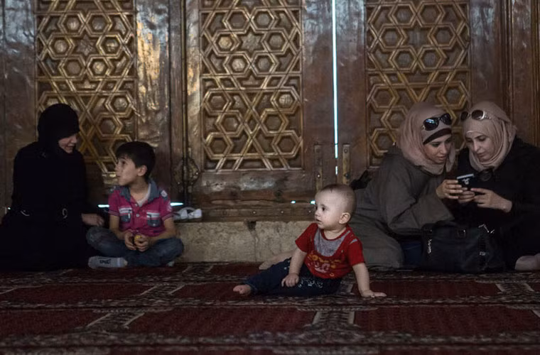 Mọi người ngồi trong một tòa thánh đường ở Syria.