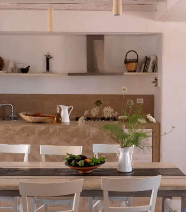Bên trong ngôi nhà được bọc một lớp vật liệu cách nhiệt có sẵn tại địa phương, trong đó có việc tái chế từ quả lê gai.