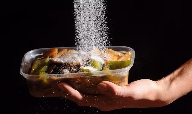  Đồ ăn chứa nhiều muối: Người ta đã chứng minh rằng, việc sử dụng một lượng lớn đường fructose sẽ làm giảm khả năng học tập, trí nhớ, chức năng não tổng thể và sự hình thành các tế bào thần kinh mới trong não.