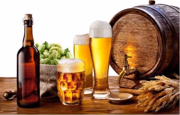 Rượu cũng chứa nhiều purin. Cùng với các hợp chất khác, rượu đi vào cơ thể rất hại thận. Để bảo vệ bản thân khỏi bệnh gút, tốt nhất nên hạn chế tối đa lượng rượu uống vào. (Ảnh: Sohu)