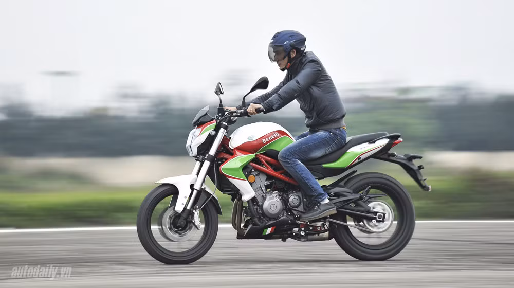 Benelli BN302 sở hữu động cơ 300cc, có chiều dài cơ sở 1405 mm, chiều cao yên 795 mm, phù hợp với dáng vóc của người Việt (người có chiều cao từ 1m65 –1m75). Có thể coi Benelli BN302 là 1 làn gió mới cho thị trường xe phân khối lớn ở phân khúc hạng trung với động cơ 300cc mà giá thành chỉ 114 triệu đồng.