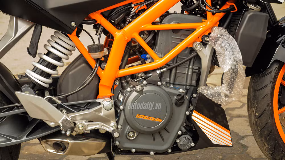 Cung cấp sức mạnh cho KTM Duke 390 ABS là khối động cơ xy-lanh đơn, 4 thì, 373cc, công suất tối đa 43 mã lực tại vòng tua máy 9.500 vòng/phút.