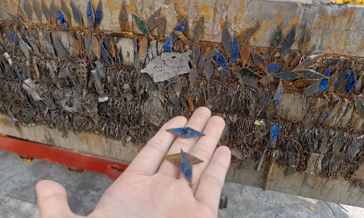 Hàng kilôgam đinh thép, vật sắt nhọn đã được hút trong buổi chiều 28 Tết...