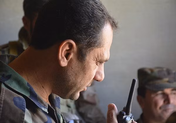 Một chỉ huy khác của quân chính phủ Syria đang nghe qua máy bộ đàm trong một lần ra chỉ thị cho cấp dưới ở quận al-Qaboun.