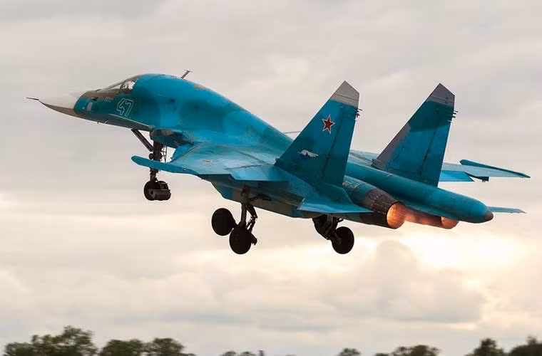 Máy bay cường kích Su-34 được trang bị hai động cơ phản lực AL-35F cho tốc độ bay tối đa Mach 1,8, tầm bay đạt 4.500km (với lượng nhiên liệu 12,1 tấn), trần bay 14.000m.