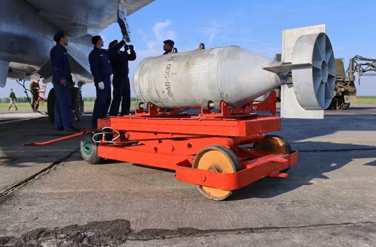 Quả bom OFAB-500 đặt trên giá chuẩn bị lắp lên máy bay Su-24. OFAB-500 là bom nổ phá mảnh có thể tác chiến cả ban ngày và ban đêm, hữu hiệu trong chống bộ binh tập trung, phá hủy cơ sở công nghiệp, đường sắt và kho chứa nhiên liệu... Bom có tổng trọng lượng 500kg, chứa 120kg thuốc nổ, chứa hơn 12.600 mảnh văng.