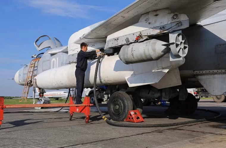 Ngoài ra, Su-24 còn mang được hai thùng nhiên liệu phụ trên cánh để tăng tầm bay.
