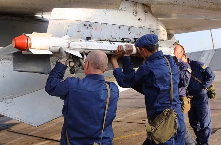 Cần ba người để lắp quả đạn tên lửa không đối không R-73 lên máy bay Su-24.