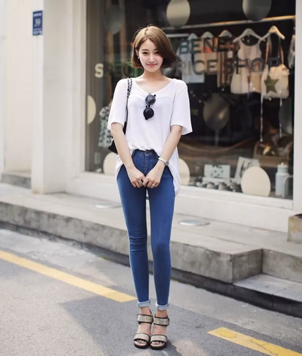 Chiếc áo thun kẻ kết hợp với quần jean ống côn còn giúp bạn tôn lên vóc dáng một cách tối đa.