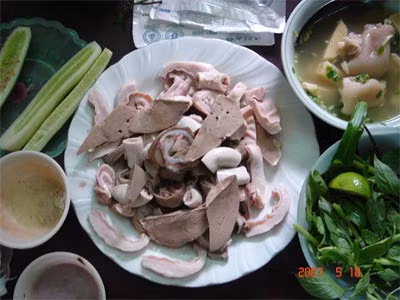 Trong bước làm sạch dạ dày, đầu tiên bạn phải chần sơ qua nước đun sôi, sau đó dùng dao cạo sạch trong ngoài, xả trôi chất bẩn dưới vòi nước chảy. Tiếp đó, ngâm dạ dày trong dấm loãng khoảng 15 phút rồi rửa sạch với nước một lần nữa. Cuối cùng, bóp kĩ dạ dày với muối và rửa sạch bằng nước.
